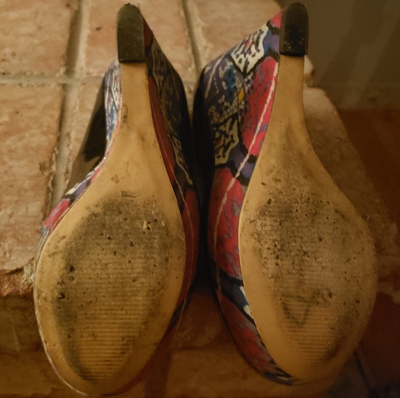 Steve Madden Wedge Size 6 Closed-toe Black shoe W/ Multi Colored Wedge - Picture 6 of 6